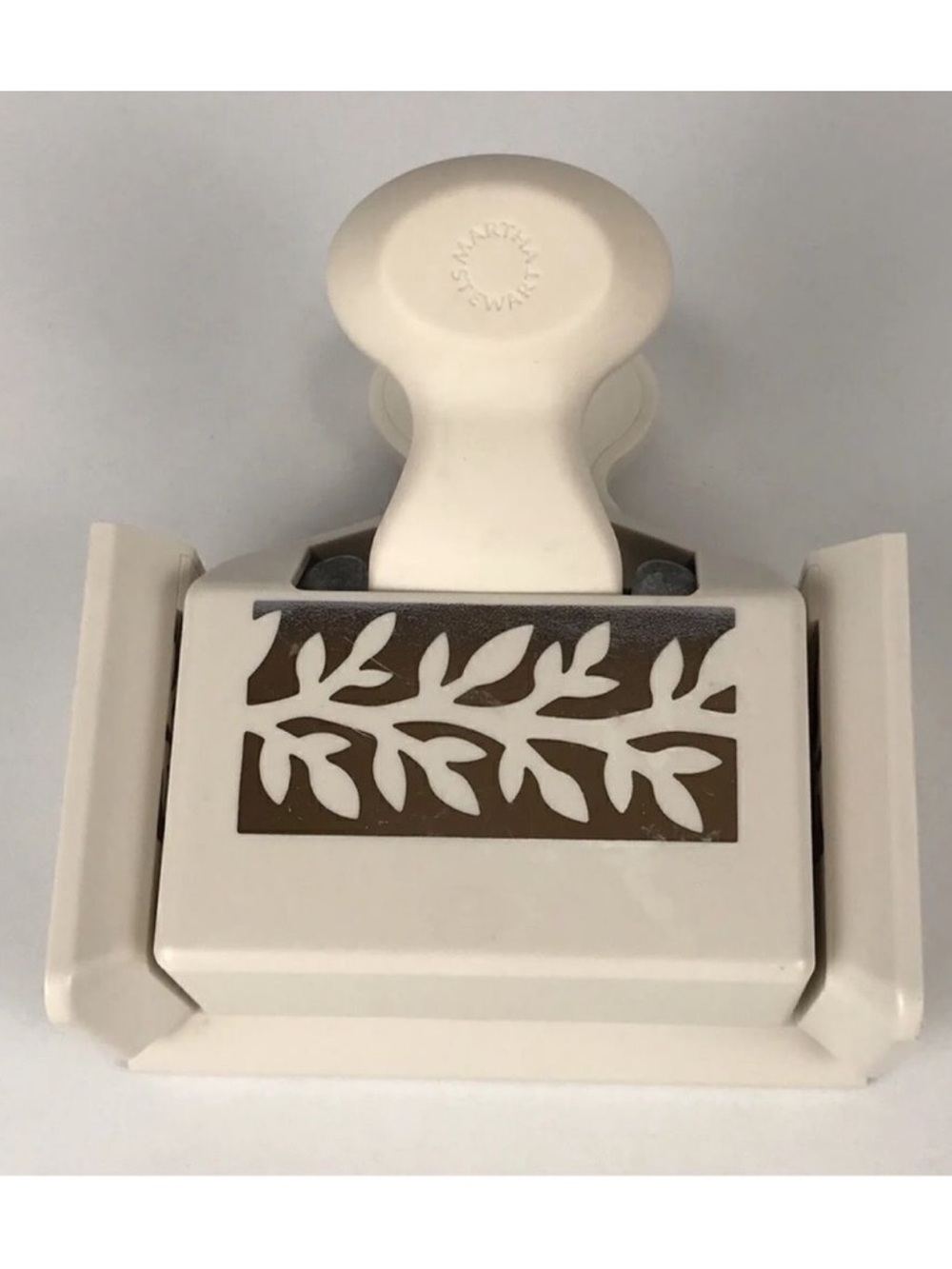 MARTHA STEWART Ivory Corner + Border Paper Punch Around the Page Vine Trim